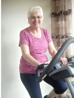 Simone Fahning fährt während ihres Urlaubs auf einem Ergometer und sammelt Kilometer für THE MAY50K zugunsten der MS-Forschung.