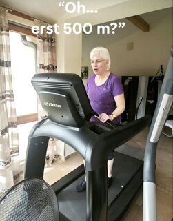 Simone Fahning geht auf einem Laufband. Die Einblendung „Oh… erst 500 m?“ zeigt, dass auch kleine Etappen auf dem Weg zum Ziel zählen.
