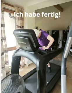 Simone Fahning beendet ihr Training auf dem Laufband. Die Einblendung „Ich habe fertig!“ steht für die Freude über jeden erreichten kleinen Schritt.