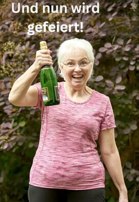 Simone Fahning feiert den erfolgreichen Abschluss ihrer THE MAY50K-Challenge mit einer Flasche Sekt. Aus 50 geplanten Kilometern wurden am Ende 105 Kilometer für die MS-Forschung.